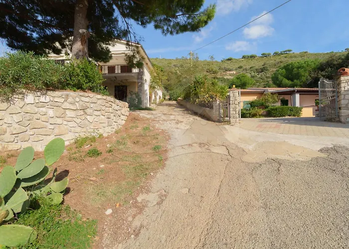 Mirella Un Panorama Sull'innamorata - Goelba Capoliveri (Isola d'Elba)